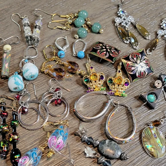 Vintage to Now Earrings Lot in Black Velvet Box 19 Pairs Costume Jewelry Bundle - Picture 12 of 15